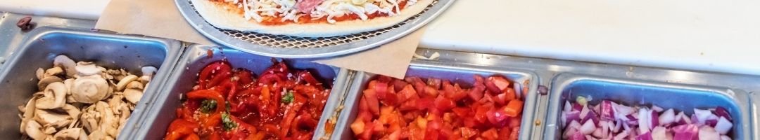 Saladette mit Zutaten zum belegen von Pizzen