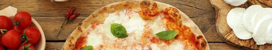 Pizza mit Mozzarella nd Tomaten