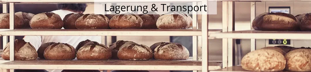 Regalwagen mit frisch gebackenem Brot