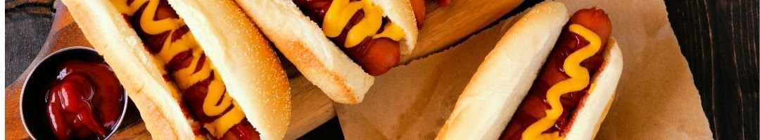 Hot-Dogs mit Ketchup und Senf auf einem Holzbrett
