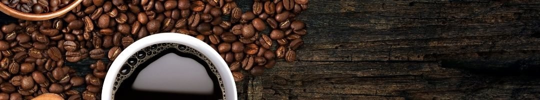 Kaffeebohnen und Kaffeetasse mit Kaffee