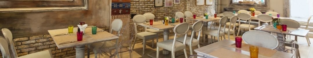 Restaurant mit weißen Stühlen und Tische