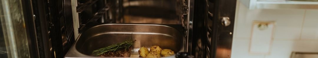 Kartoffeln mit Fleisch in einem Gastronombehälter