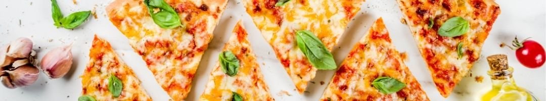 Pizzastücke mit Knochlauch, Tomaten und Basilikum