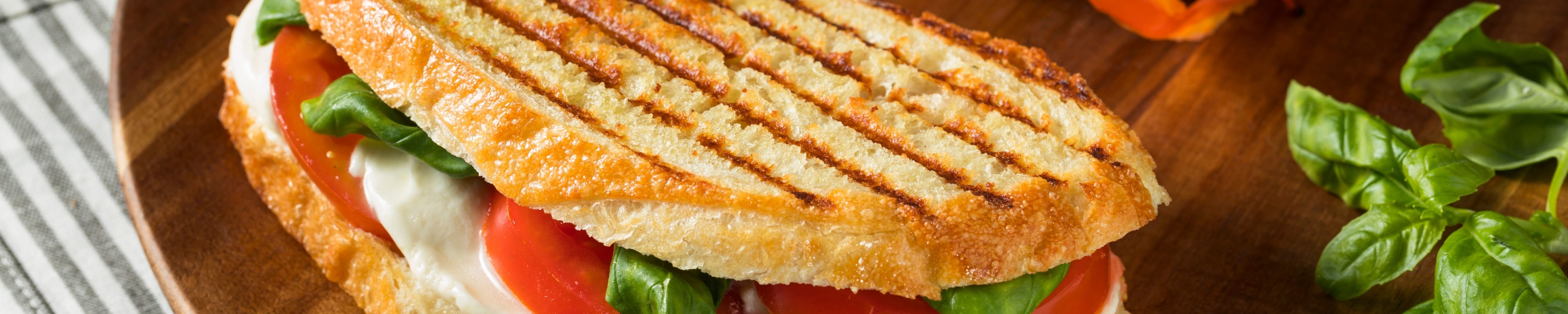Gegrilltes Sandwich mit Tomaten und Mozzarella