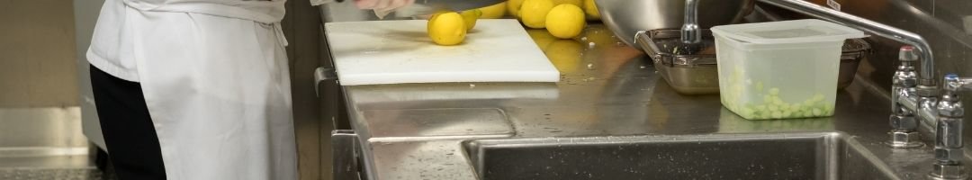 Spülcenter, auf dem Zitronen geschnitten werden