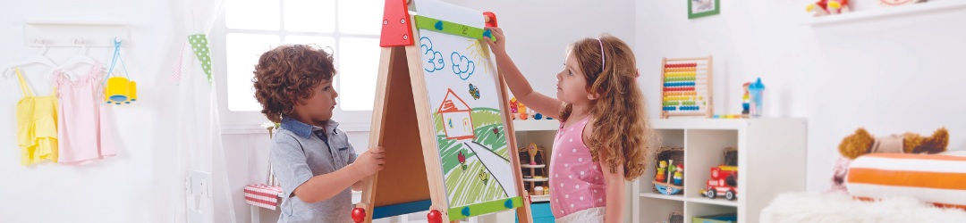 Kinder malen an einer Tafel zusammen