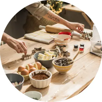 Ausstechformen die gearde benutzt werden, um Weihnachtskekse auszustechen