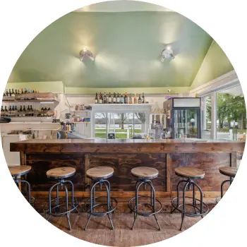 Barhocker in einer schicken Bar