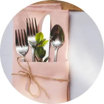 Schönes Besteckset in einer Serviette