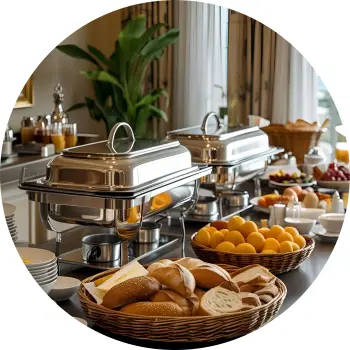 Frühstückbuffets mit Chafing Dishes, Brotkörben und Schüsseln