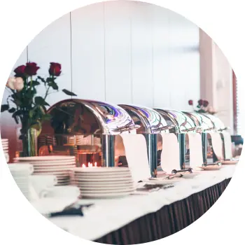 Chafing Dishes mit Rolltopdeckel auf einem Buffet