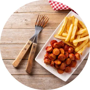 Leckere Currywurstschneider mit Pommes