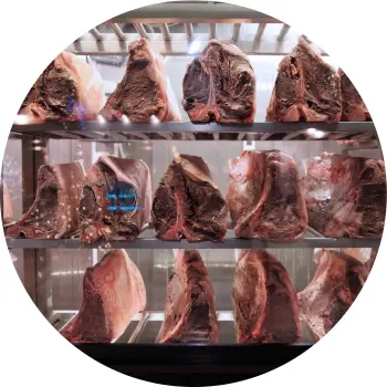 DryAging-Kühlschrank mit Steaks