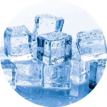 Eiswürfel in Pyramidenform gestapelt
