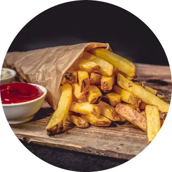Leckere, knusprige Pommes mit Ketchup