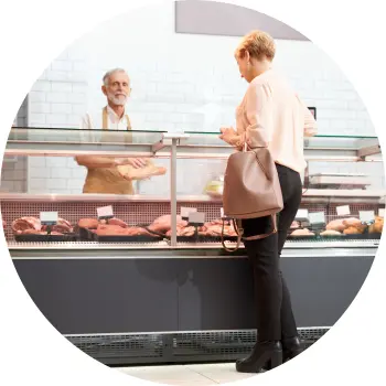 Frische Theke in einem Supermarkt, wo gerade eine Kundin bedient wird