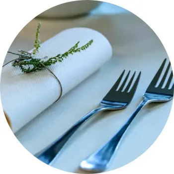 2 Gabel mit Serviette auf eine Restauranttisch