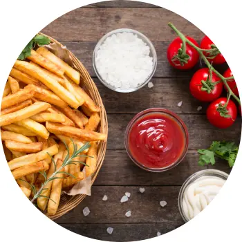 Pommes in einem Korb mit Ketchup