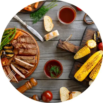 Gerilltes Grillfleisch, Mais und Beilagen
