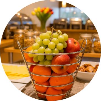 Obstkorb auf einem Frühstücksbuffet