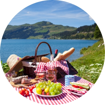 Picknicktisch mit leckeren Essen an einem See