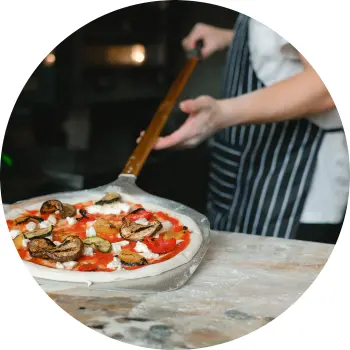 Pizzaschaufel mit einer leckeren Pizza