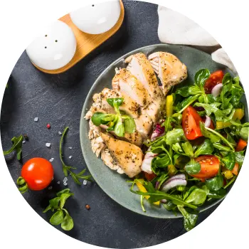 Leckerer Salat mit Hähnchenbrust