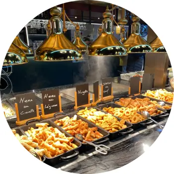 Edele Wärmelampen über einem Buffet