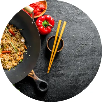 Wok mit einem leckeren Reisgericht