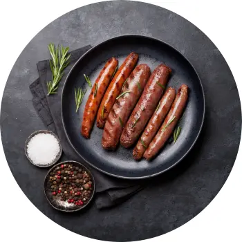 Leckere, selbstgemachte Würstchen aus einer Wurstfüllmaschine